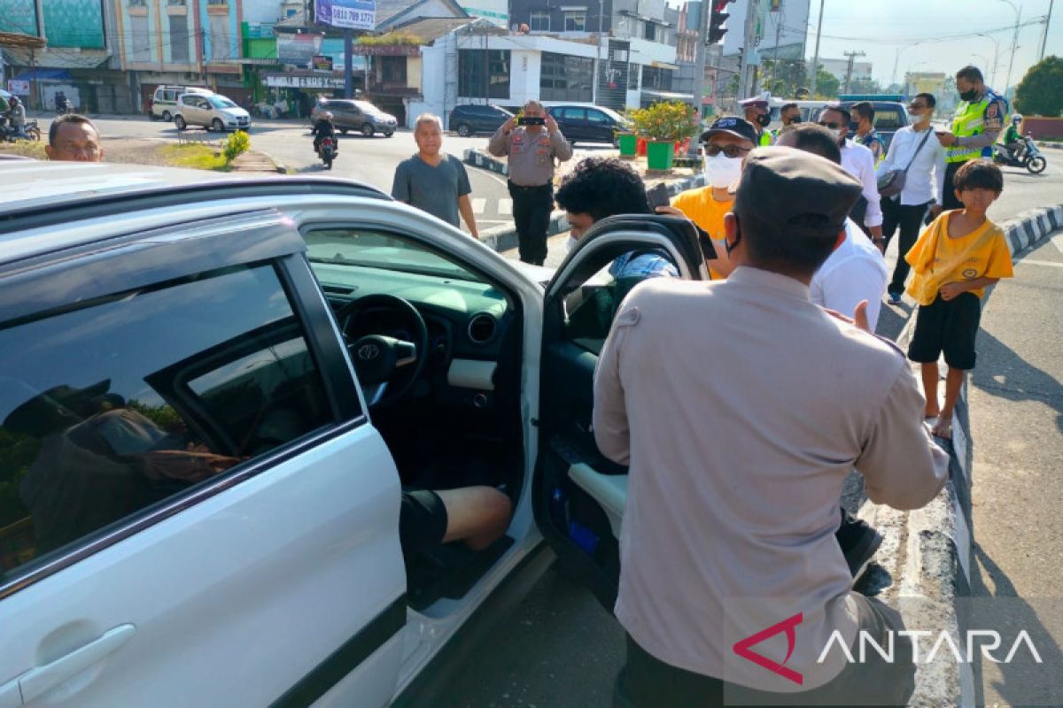 Pengemudi meninggal saat menyetir, akibatnya menubruk pick up di depannya