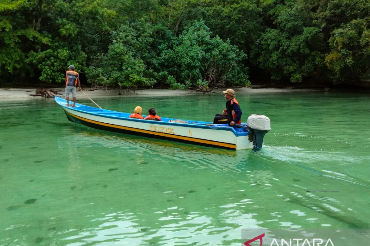 Pokmaswas Nusa Matan patroli jaga taman pesisir Teluk Berau