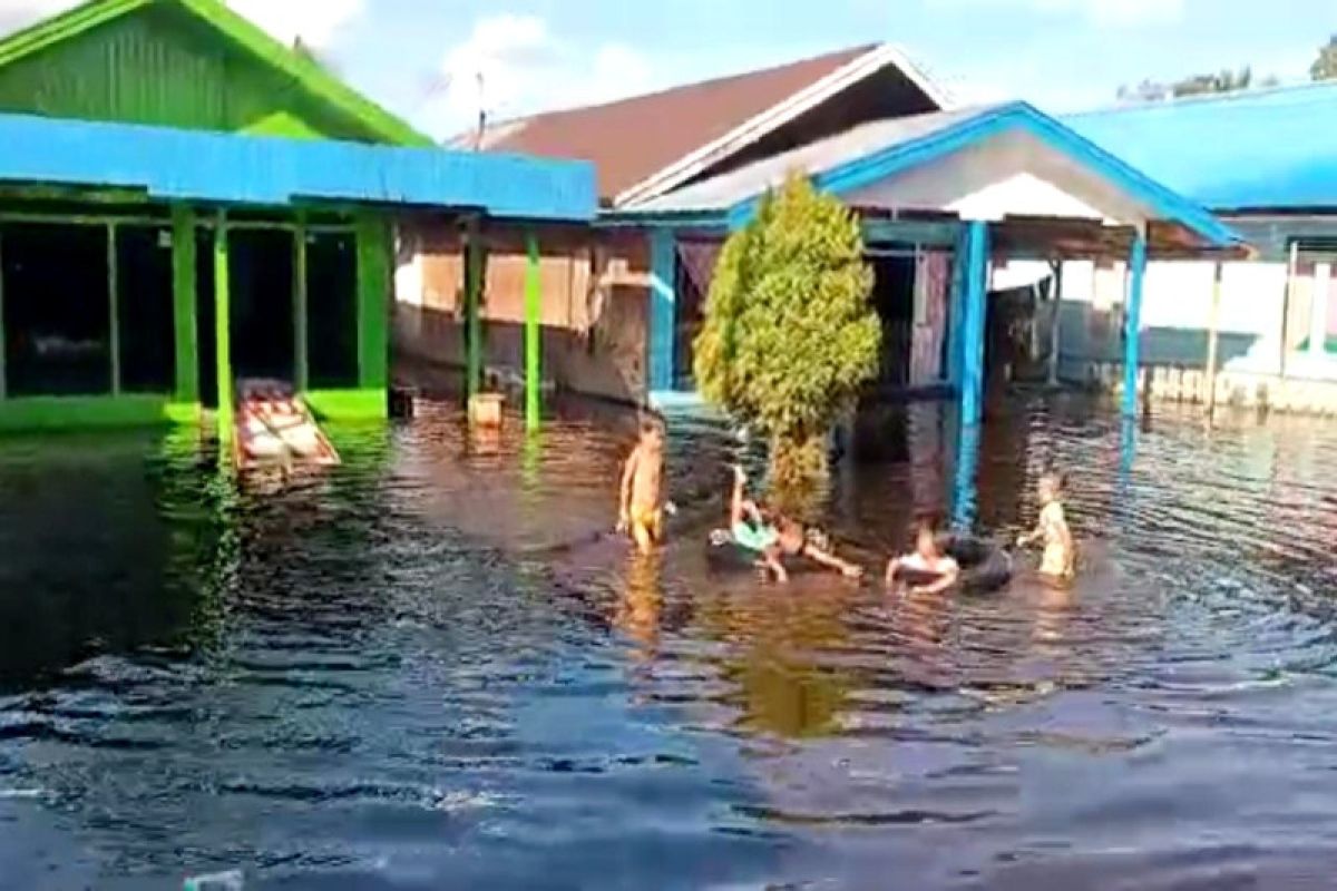 Dikunjungi legislator Kotim, korban banjir berharap bantuan air bersih