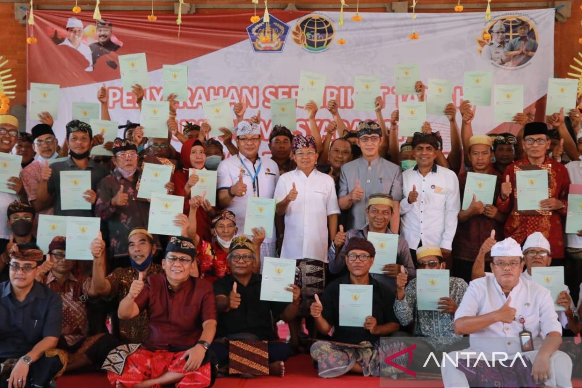 Gubernur Bali serahkan sertifikat tanah warga di Tanjung Benoa