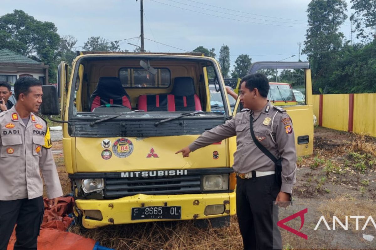 Pejalan kaki tewas diseruduk truk akibat sopir tidak konsentrasi