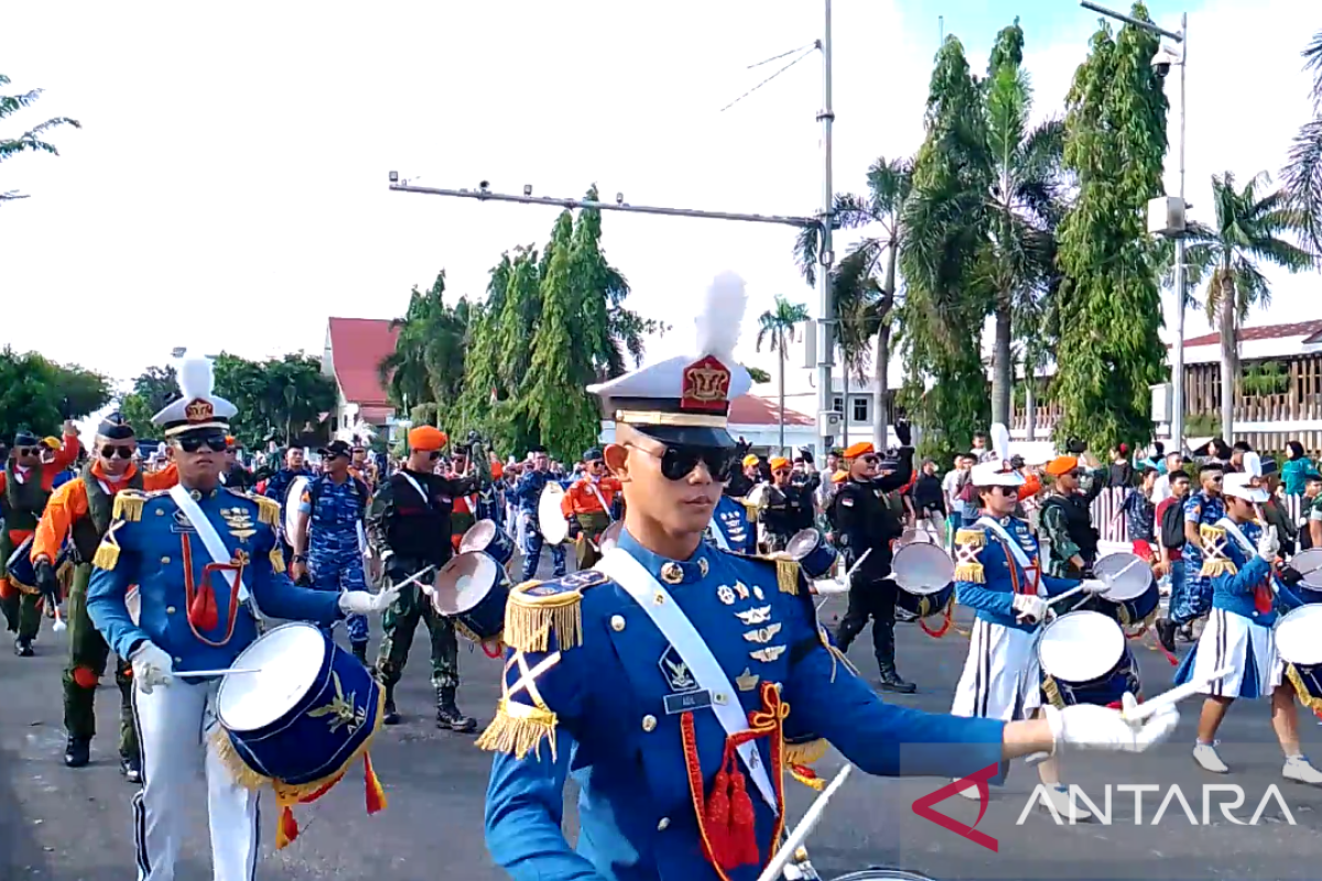 Ribuan masyarakat Pekanbaru saksikan drum band dan atraksi pesawat tempur AAU