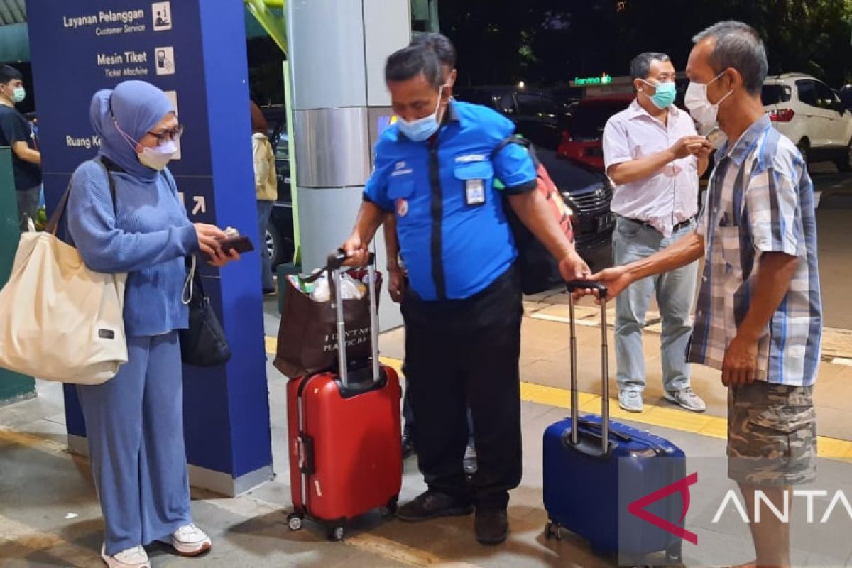 A day in the life of Gambir Station's railway porter