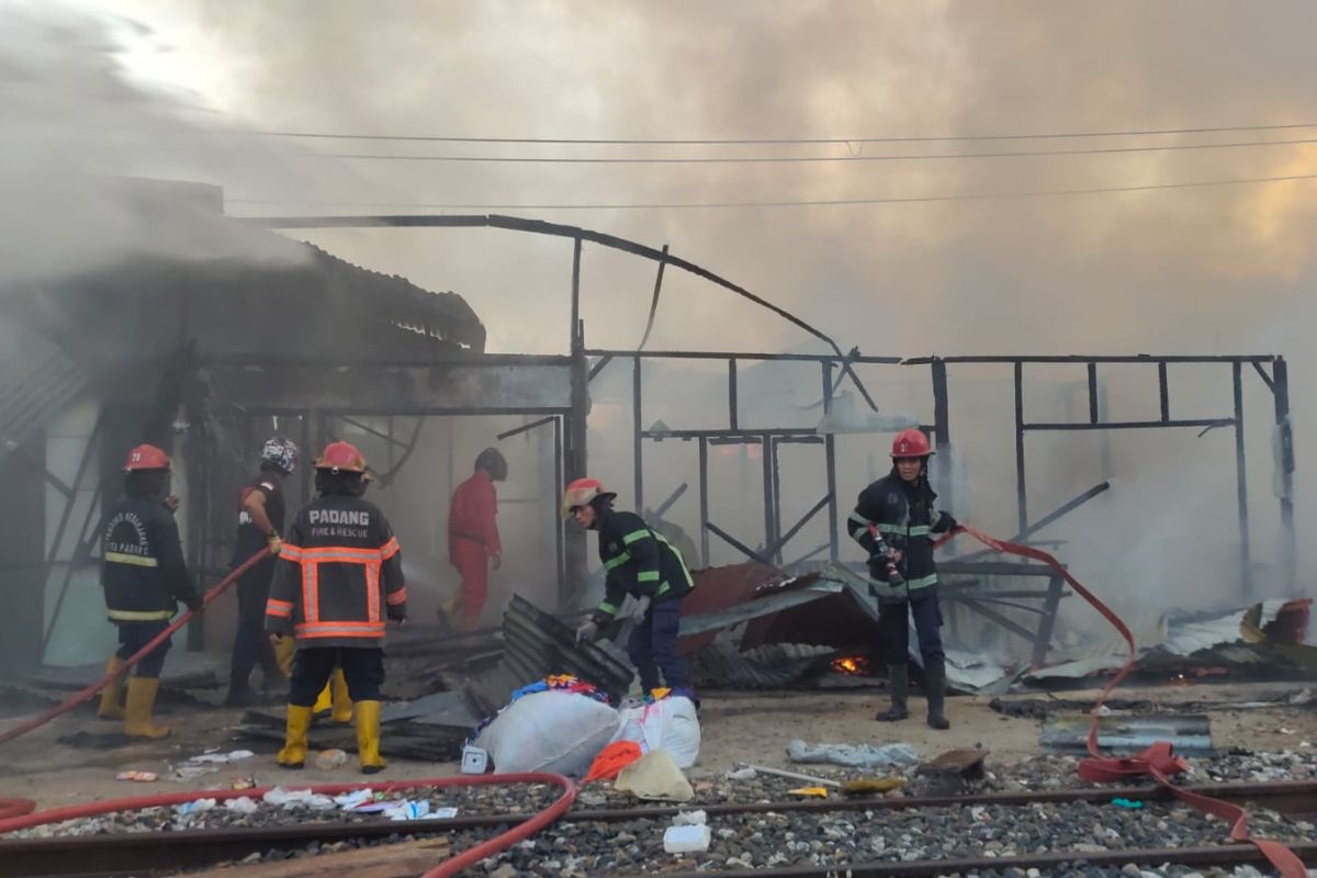 Lima petak bangunan rusak berat akibat kebakaran di Padang