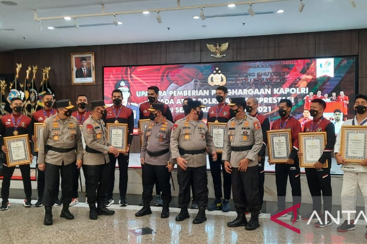 Kapolri beri penghargaan anggota Polri berprestasi di SEA Games 2021