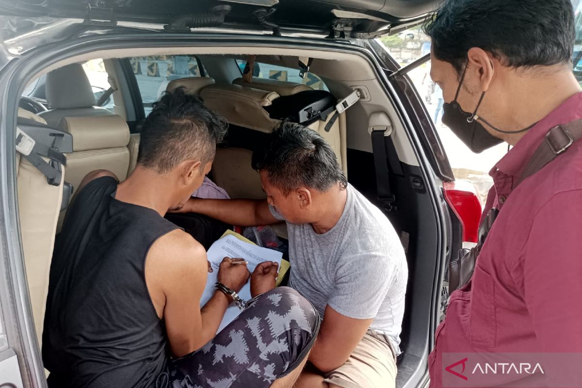 Dua warga Lombok Barat penerima paket 3 kilogram sabu dibawa ke Polda Lampung