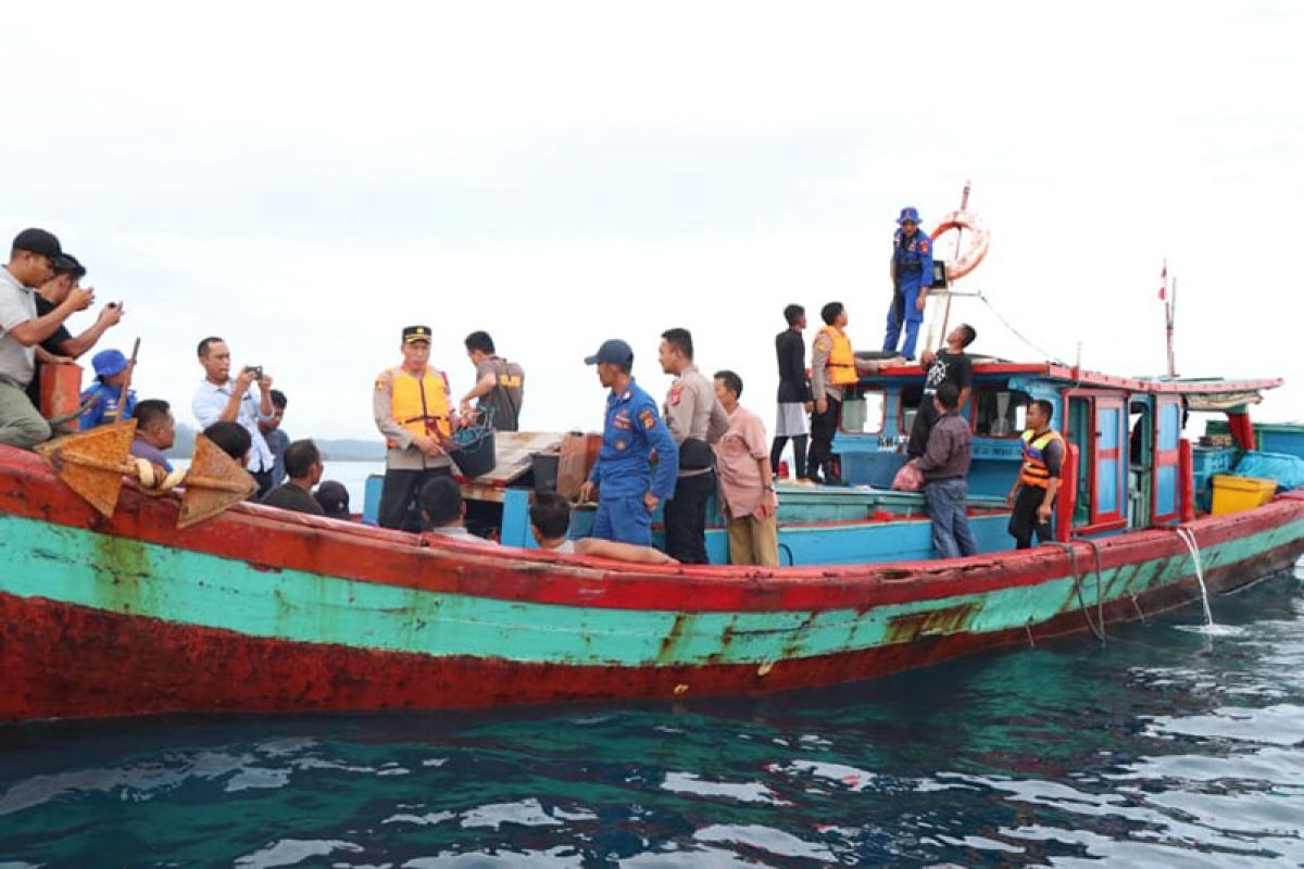 Polisi tangkap tiga kapal pengebom ikan di perairan Simeulue
