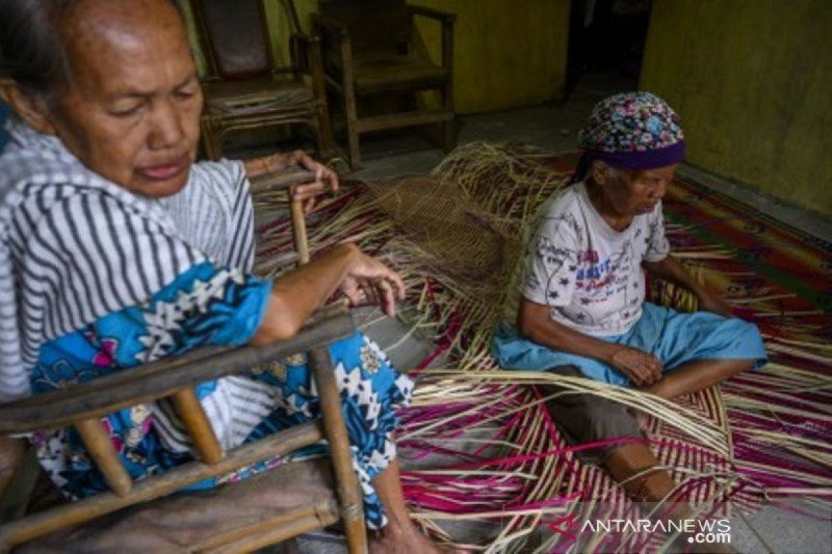 masyarakat seharusnya kenali gejala depresi pada lansia