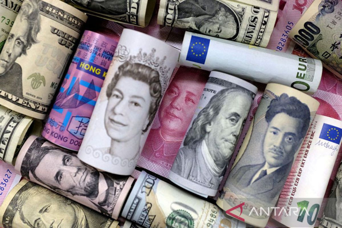 Euro jatuh setelah data PMI lemah dan dolar menguat