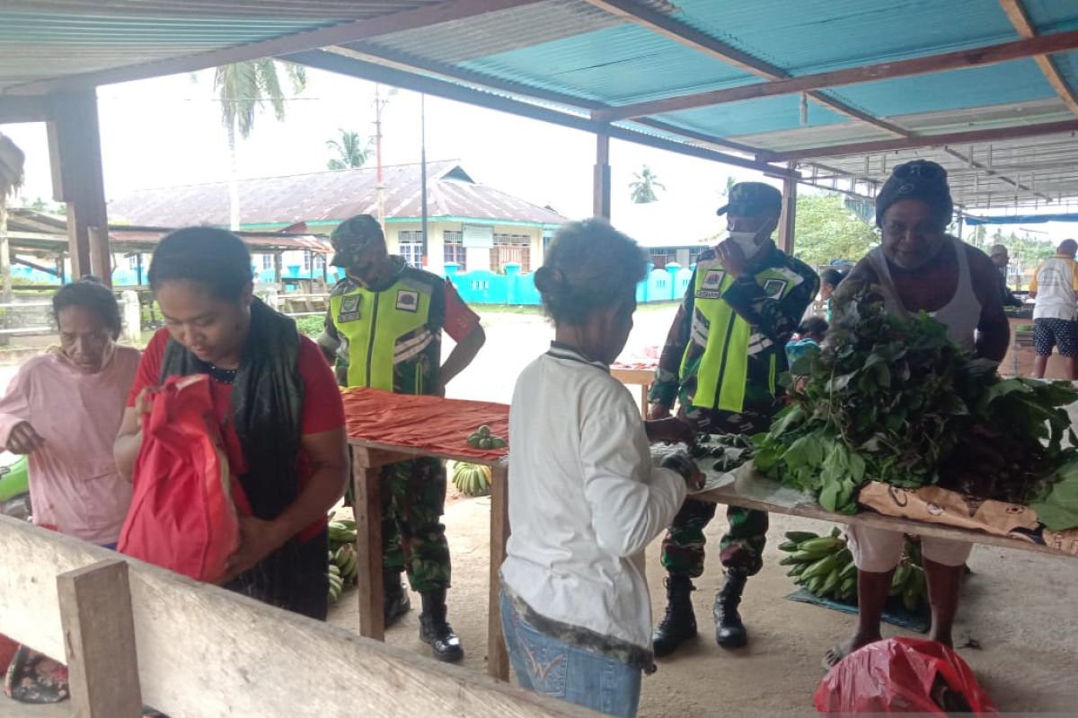 Babinsa Numfor jalin silaturahmi bersama warga pasar tradisional