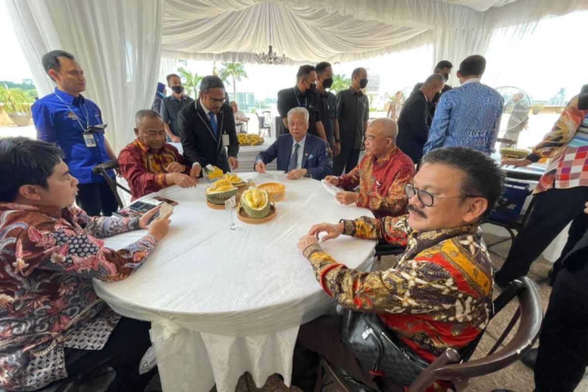 Catatan Ilham Bintang -Ditraktir Makan Durian Musang King oleh PM Malaysia