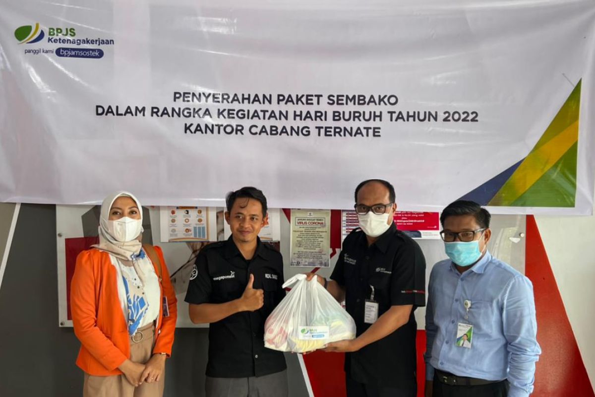 BPJS Ketenagakerjaan Ternate salurkan bantuan 100 paket sembako bagi pekerja