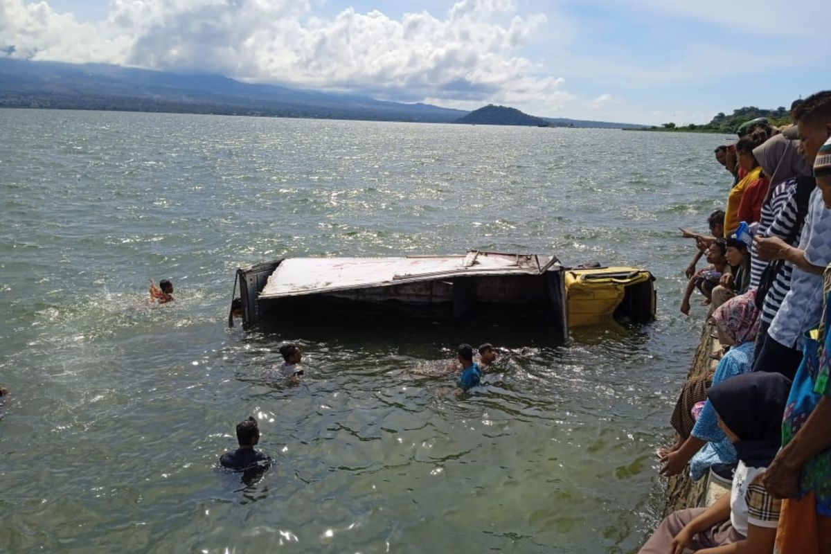 Tak mampu kendalikan mobil boks di tikungan, akhirnya nyemplung ke laut di Kota Bima