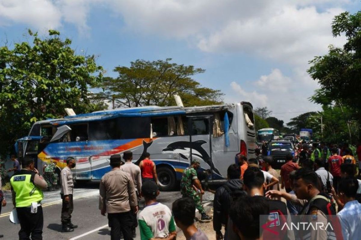 Bus overturns in East Java, 19 injured