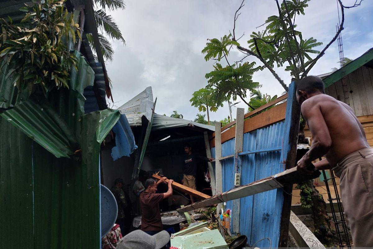 Kota Sabang dilanda angin kencang sebabkan puluhan rumah warga rusak ditimpa pohon