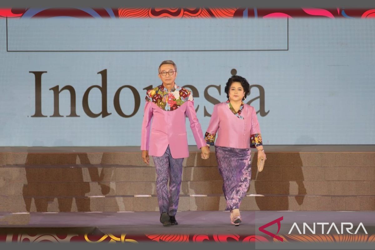 Peragaan busana di Bangkok padukan batik, sutra Thailand