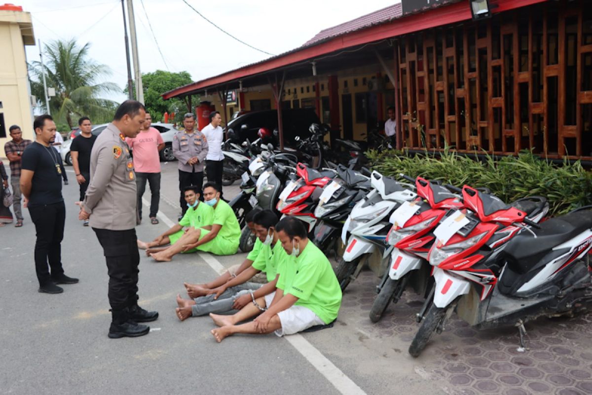Lima pencuri sepeda motor diringkus