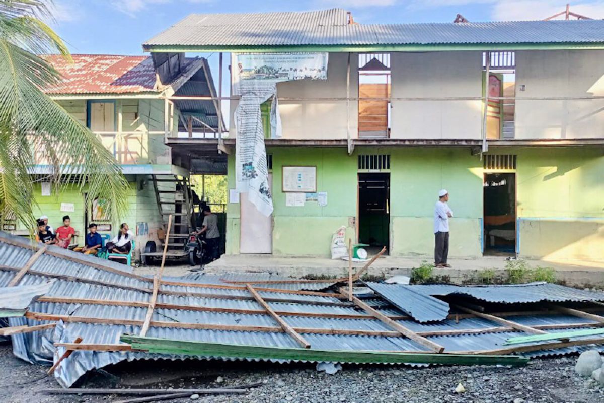 35 bangunan terdampak angin kencang di Pidie