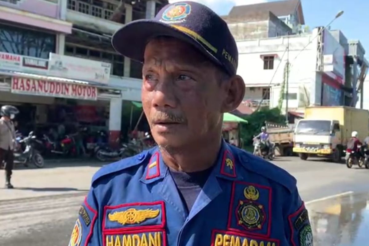 Petugas Damkar bersihkan tumpahan solar di Jalan Sultan Hasanudin