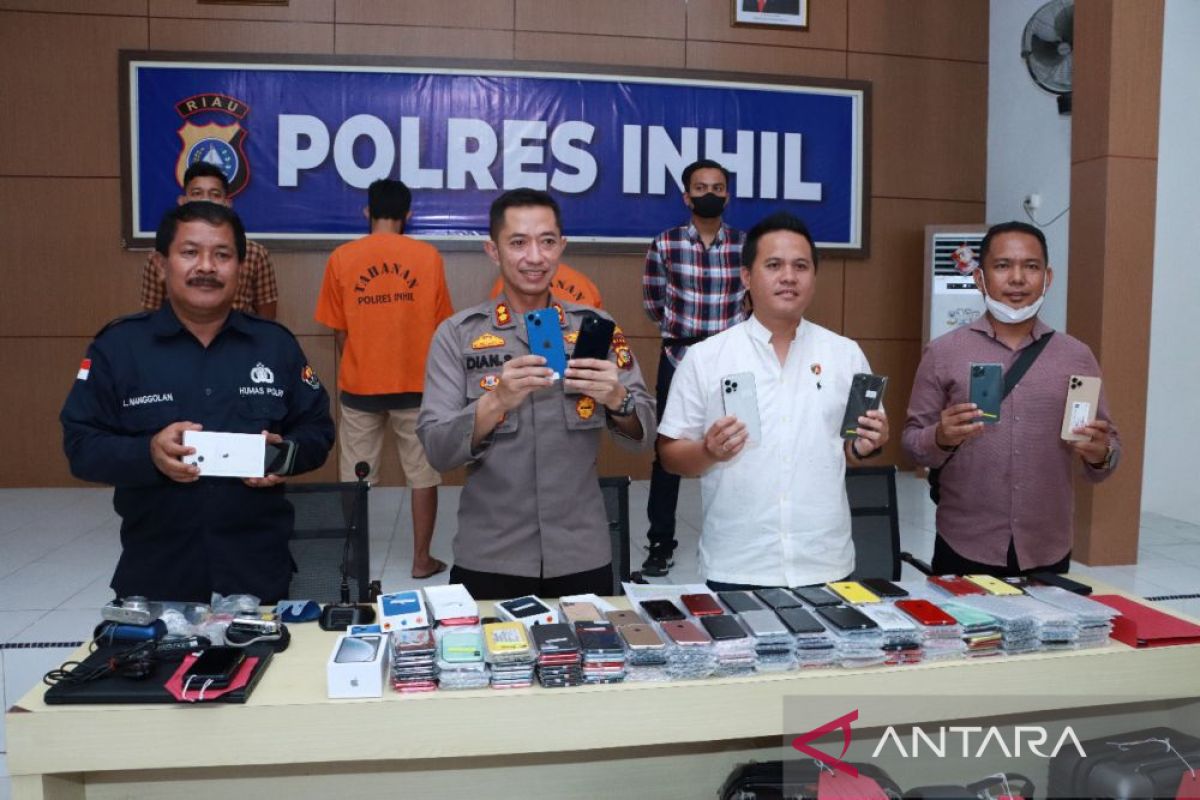 Polres Inhil menyita 243 handphone ilegal asal Singapura