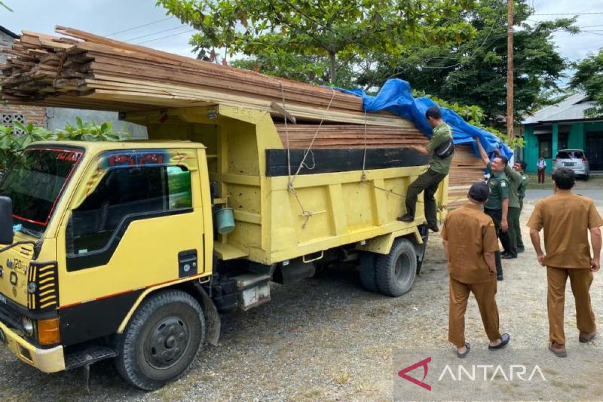 Polhut tangkap satu truk diduga angkut kayu ilegal