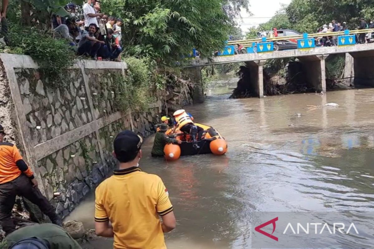 Aksi Bupati Bekasi bersihkan sampah sungai dipuji warga