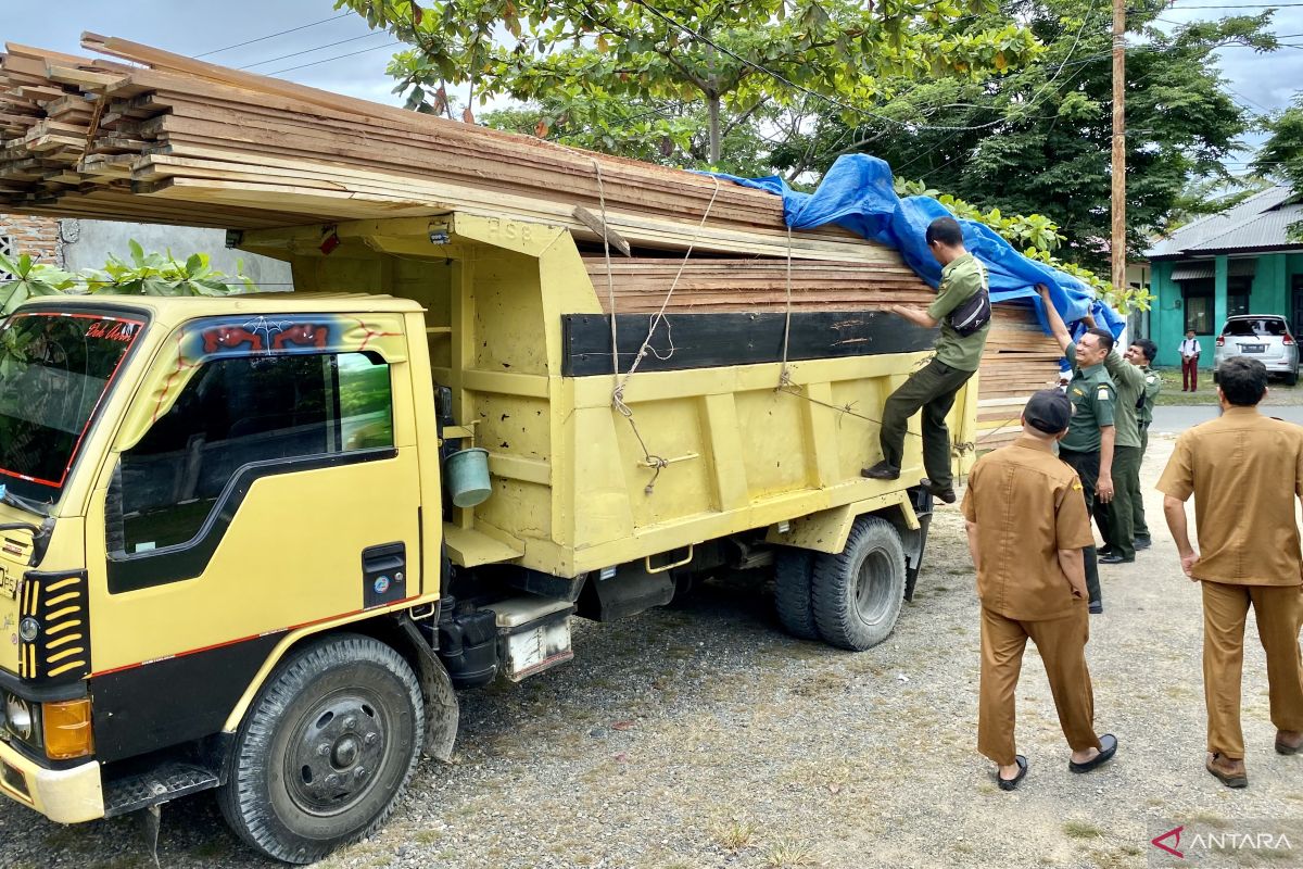 Polhut tangkap satu truk diduga angkut kayu ilegal di Meulaboh