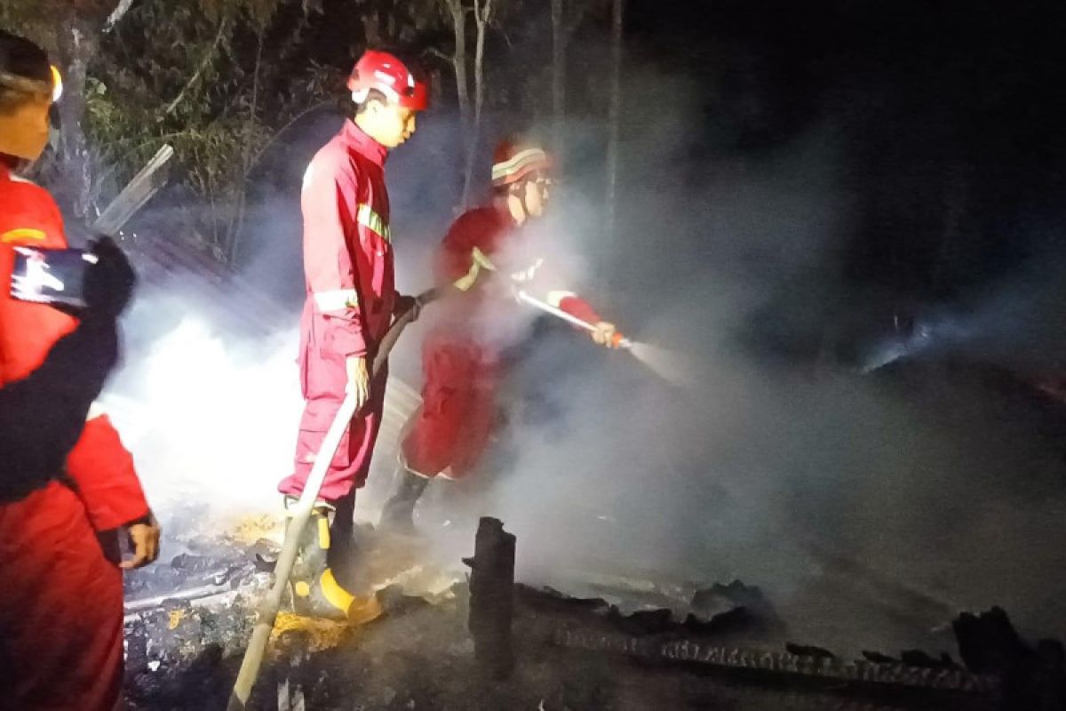 Arus pendek, satu unit rumah di Tembilahan Hulu terbakar