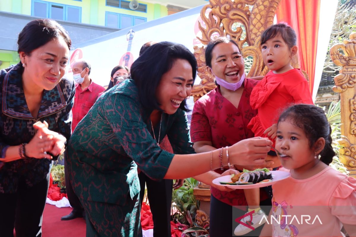 1.000 paket ikan diserahkan kepada pelajar Bangli