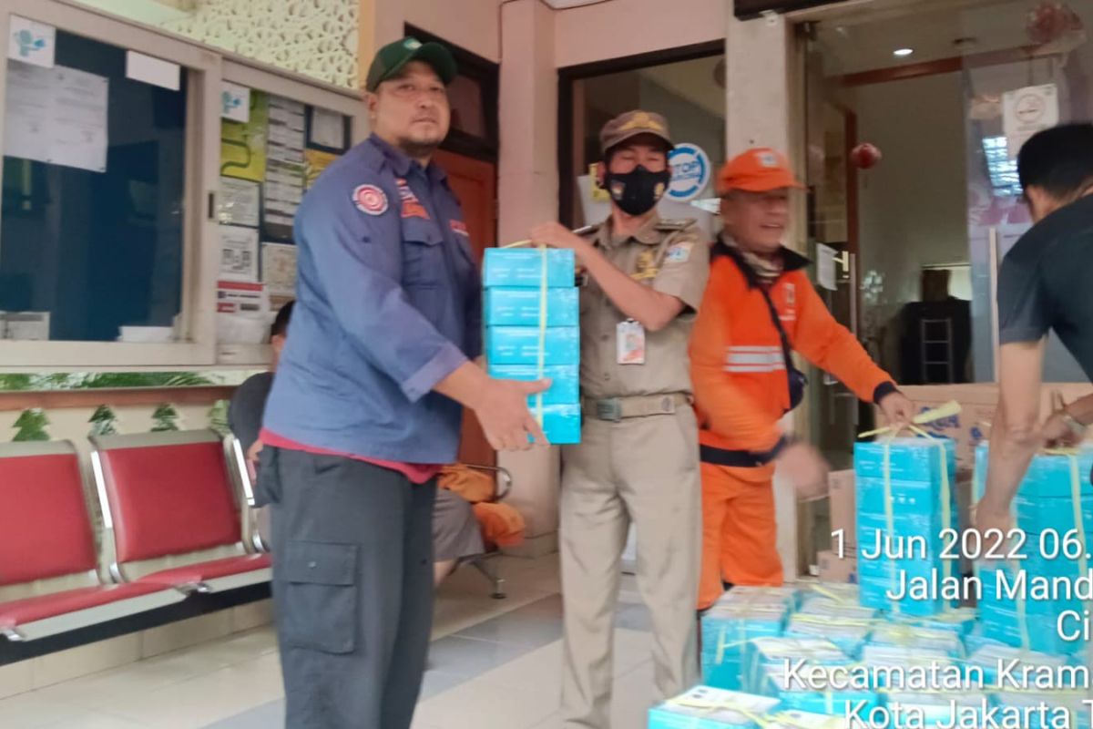 Ciliwung flood: Social service distributes food assistance to victims