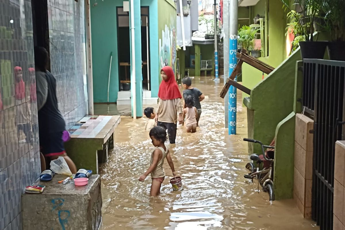 Banjir mulai surut, warga Kebon Pala bersihkan lumpur