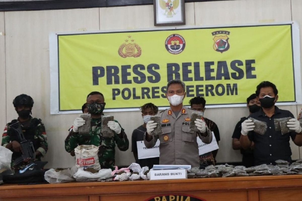 Satgas Yonif 756/WMS serahkan ganja seberat 7,2 kg dan 2 tersangka