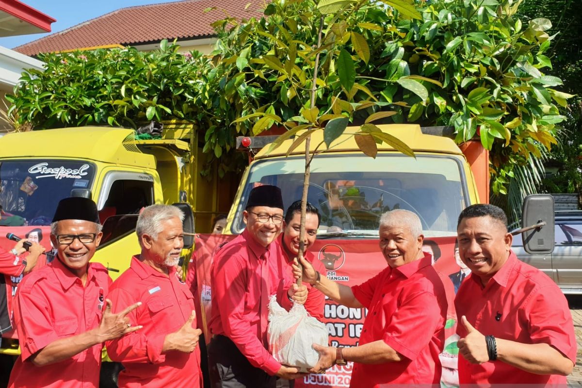 PDIP NTB membagikan 1.000 pohon manggis ke rumah ibadah