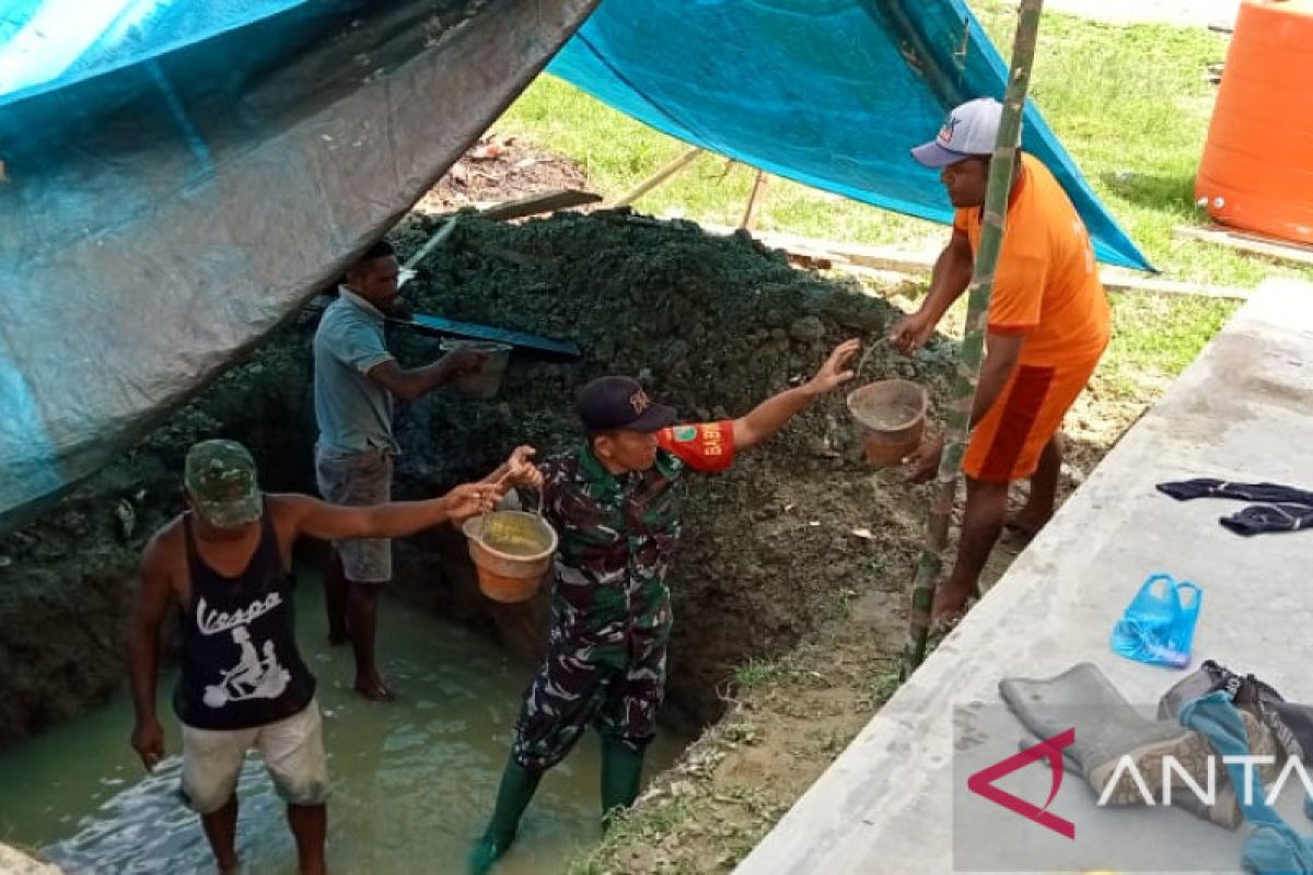 Babinsa Koramil Supiori Selatan bantu warga buat tangki septik