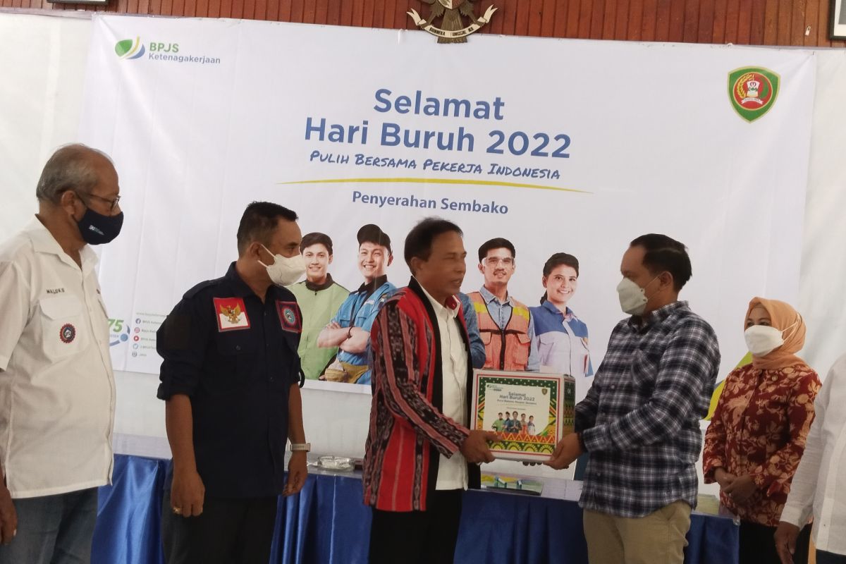 BPJAMSOSTEK Maluku salurkan bantuan sembako untuk pekerja, begini penjelasannya