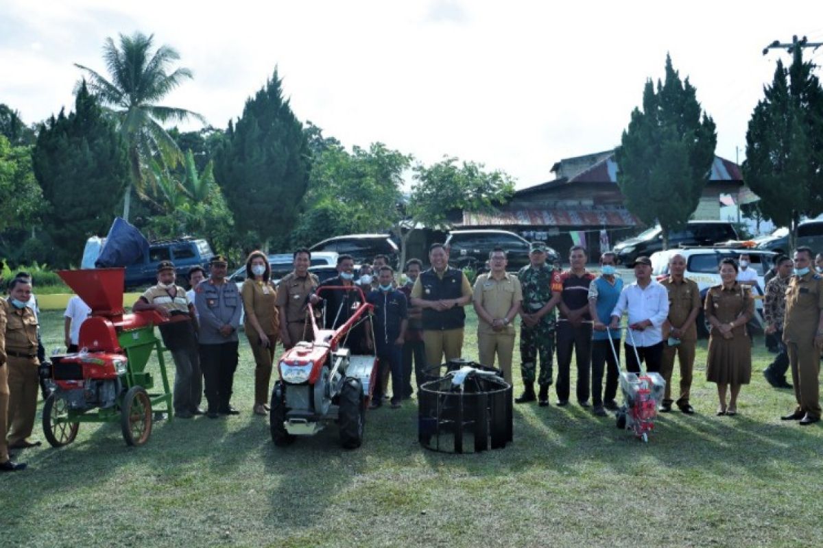 Bupati Eddy Berutu serahkan bantuan alat pertanian untuk kelompok tani di Siempat Nempu