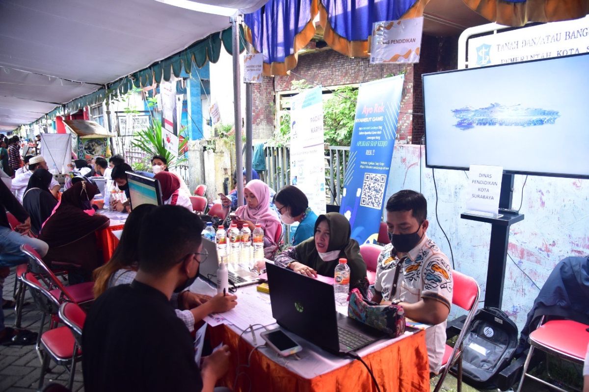 Ribuan calon siswa SMP negeri di Surabaya lakukan validasi data