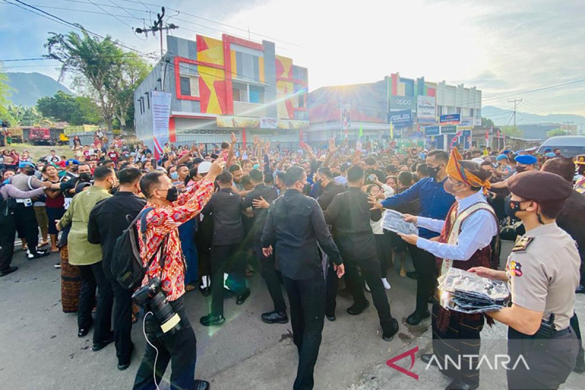 Presiden Jokowi menyapa warga Ende