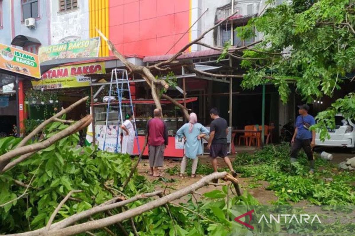 Sebanyak 102 rumah di Banda Aceh rusak diterpa angin kencang