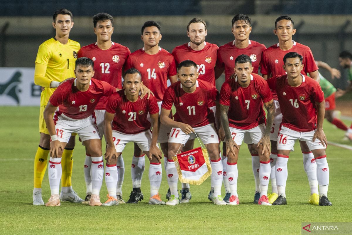 Sandy Walsh dan Jordi Amat jadi penonton saat Indonesia vs Bangladesh imbang