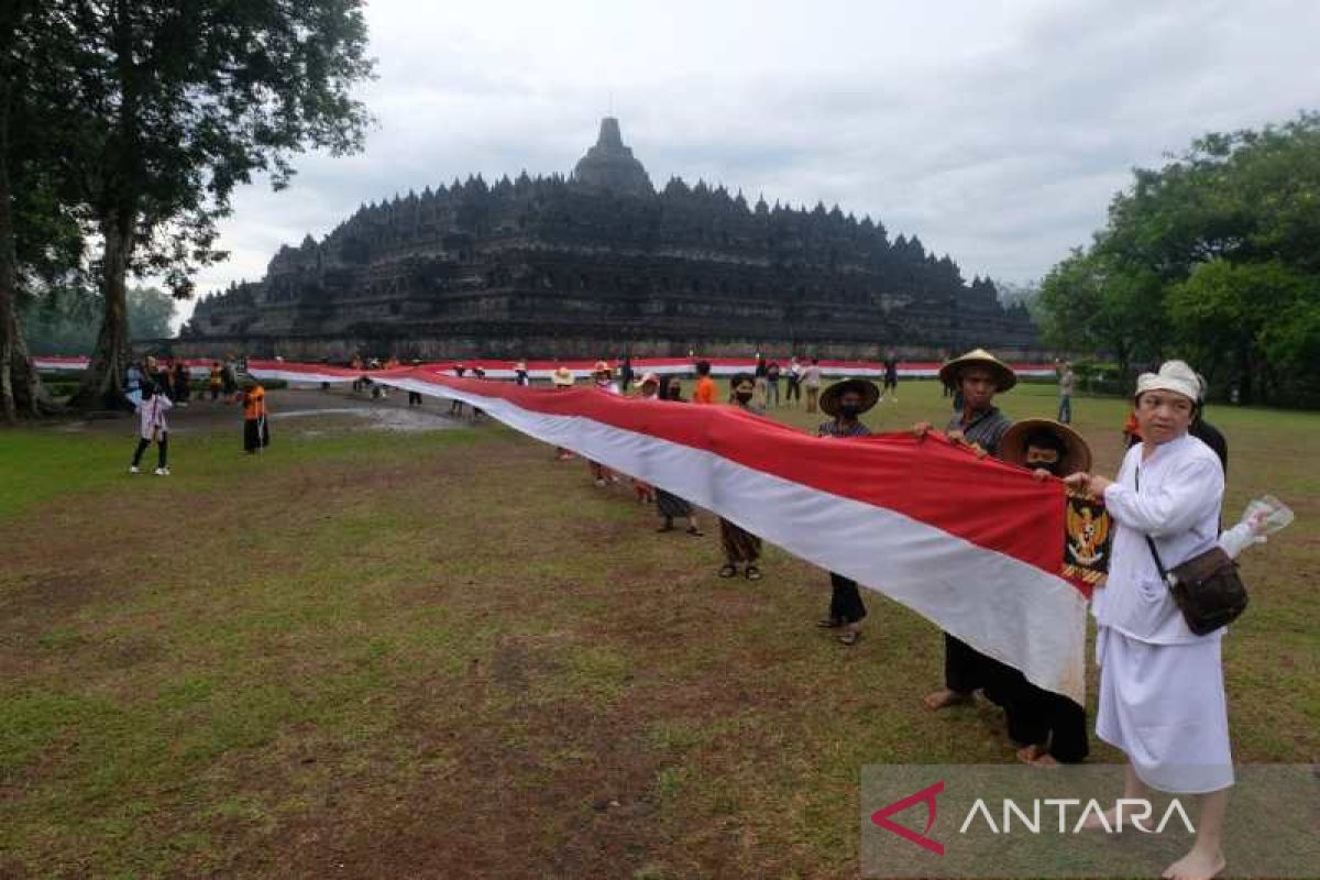 Harlah Pancasila, relawan bentangkan Merah Putih 1.000 meter kelilingi Candi Borobudur