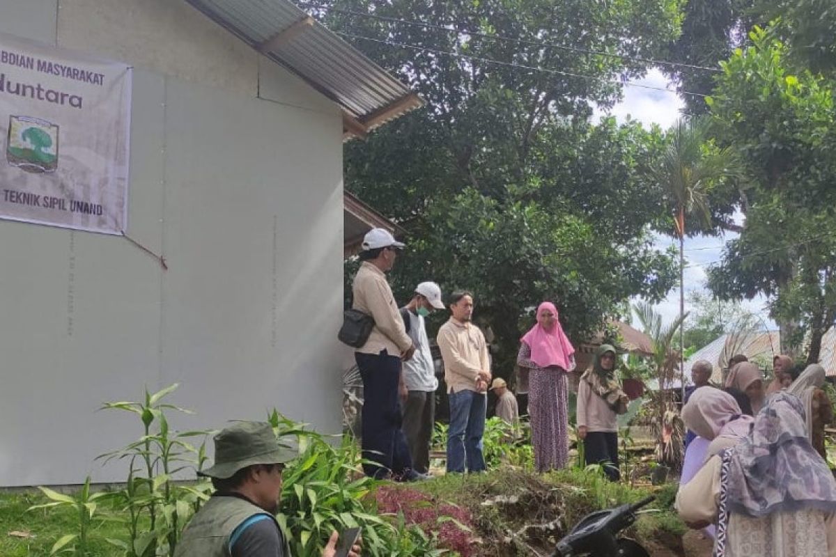 Teknik Sipil Unand serahkan huntara bagi korban gempa Pasaman Barat