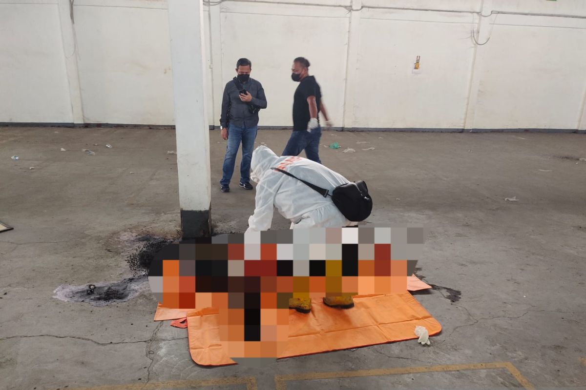 Mayat pria berjaket oranye ditemukan membusuk di Pekanbaru