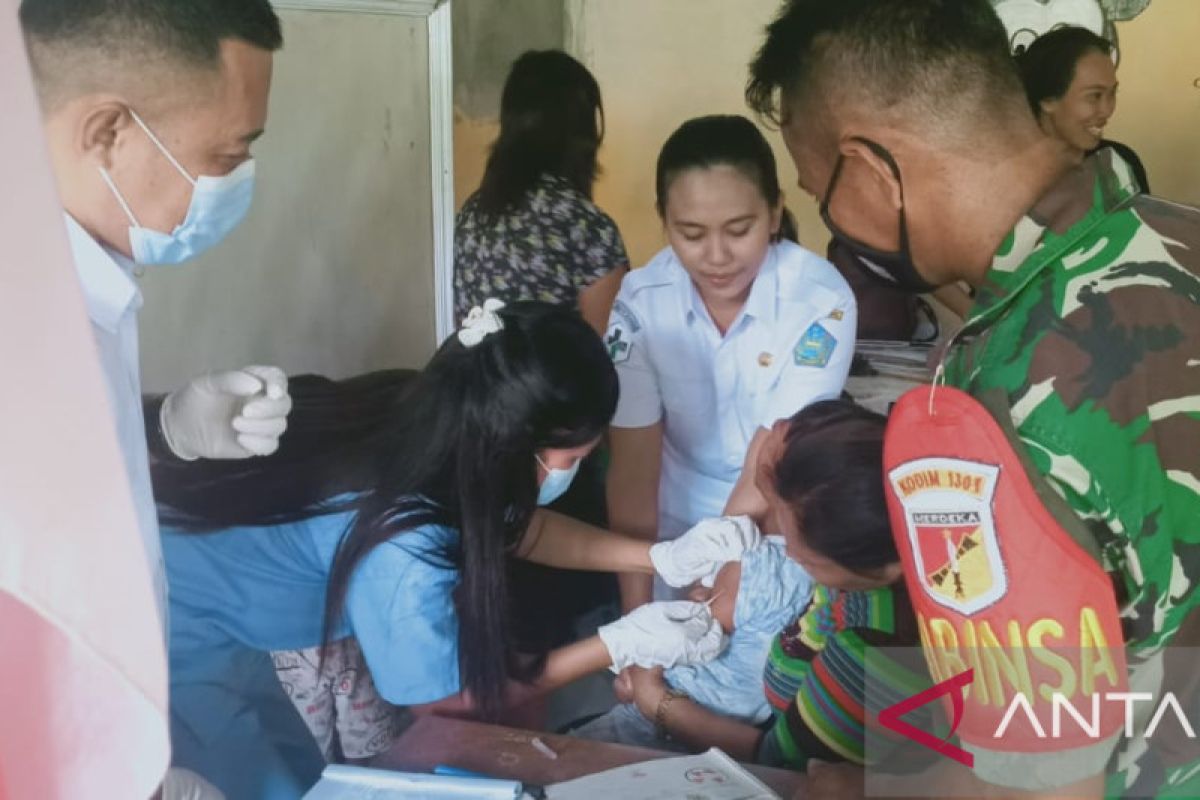 Anggota Kodim Sangihe dampingi pelaksanaan imunisasi di  Marore