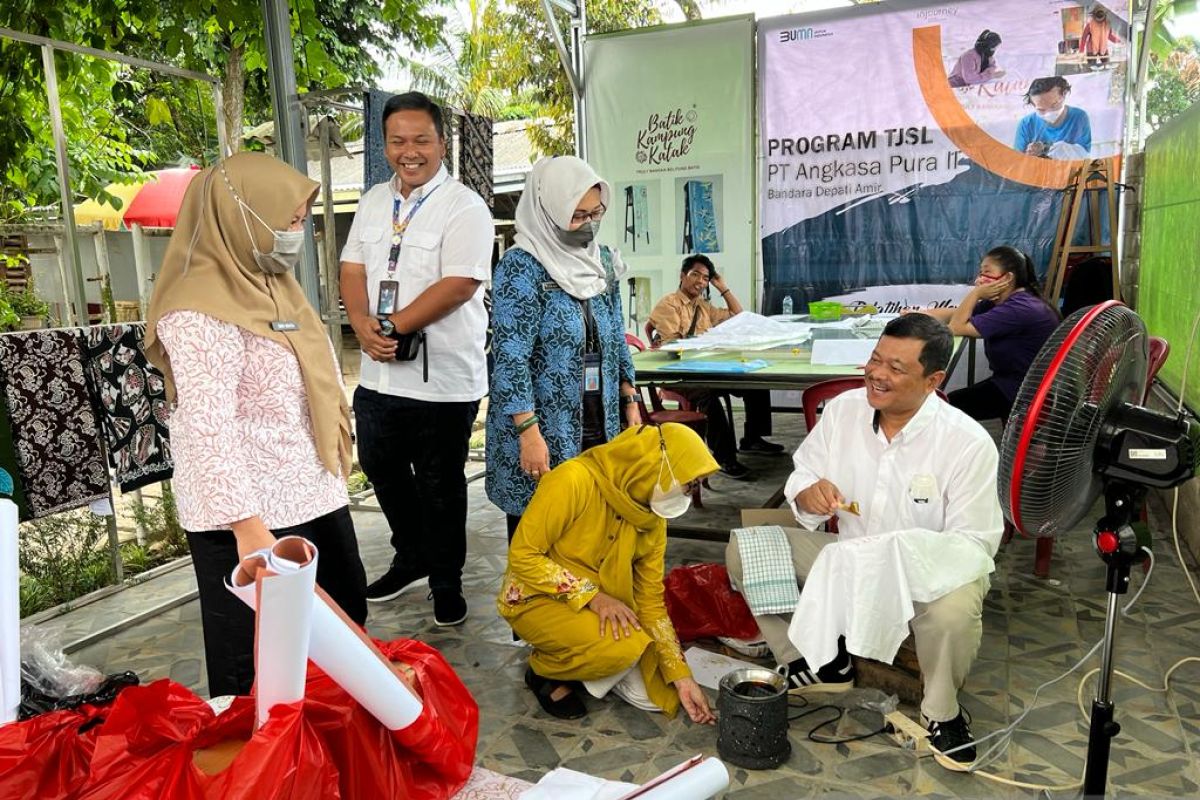 AP II Bandara Depati Amir gelar pelatihan membatik lestarikan budaya batik khas Babel