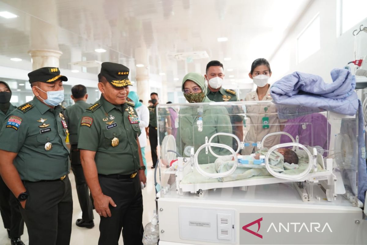 Kasad jenguk bayi kembar prematur anak prajurit TNI AD