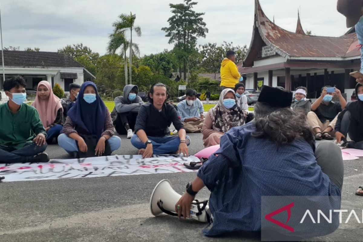 Sejumlah warga demo di Kantor DPRD Padang Pariaman terkait penyerahan aset