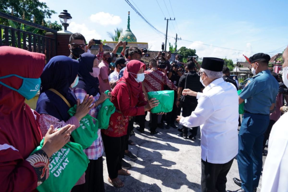 Wapres berikan bantuan sosial kepada warga Desa Jarit