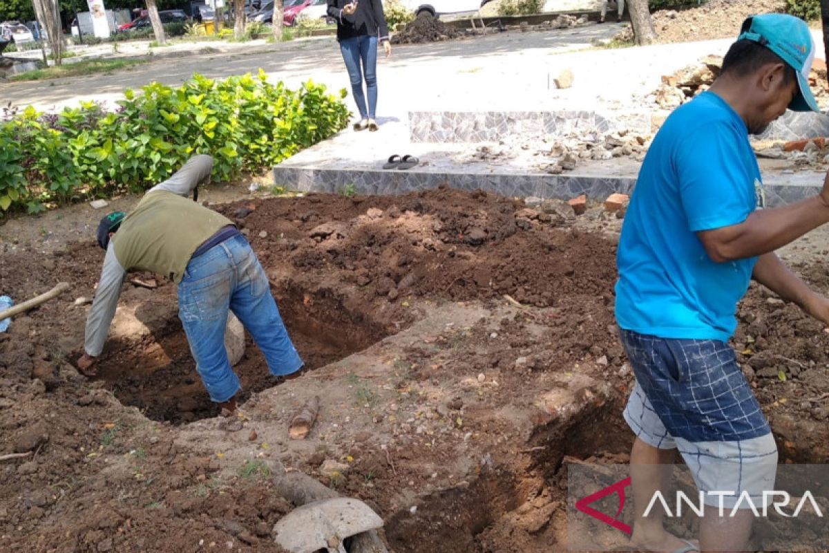 BRIN archaeologists unearth ancient brick structures in Palembang