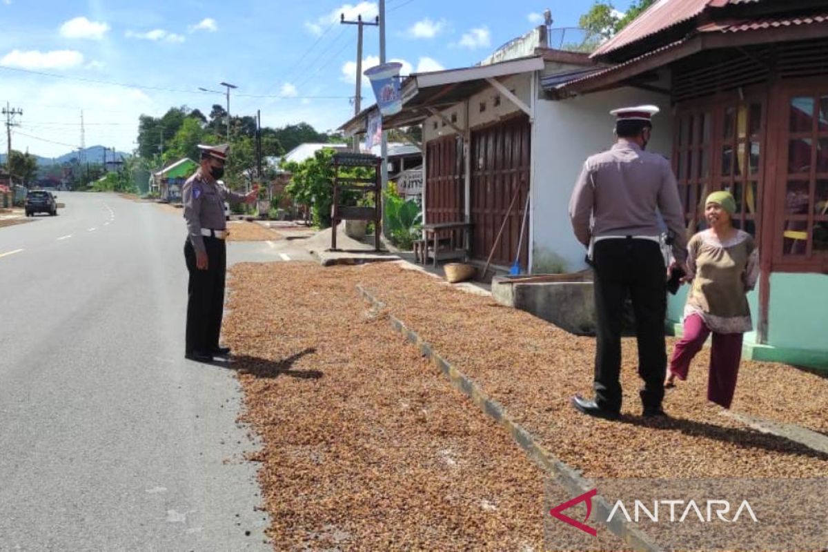 Polres Rejang Lebong larang warga jemur kopi di jalanan